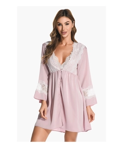 Détails en dentelle sur chemise de nuit en satin à col V avec broderie rose et blanc