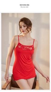 Dettaglio dello scollo in pizzo rosa secco e del tessuto liscio della camicia da notte