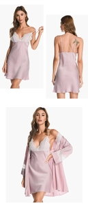 Détail de l'ensemble de nuit en soie rose avec finitions en dentelle blanche sur le décolleté