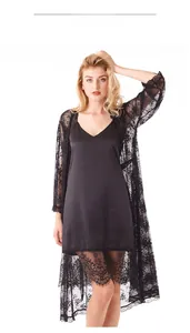 Détail de la robe nuisette en satin noir et du long cardigan en dentelle à fleurs