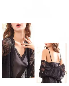 Vues détaillées de l'ensemble de lingerie trois pièces en dentelle noire et aspect soie