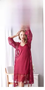 Détail de la nuisette en satin rouge et du peignoir en dentelle transparente pour femme