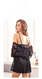 Détail de nuisette sexy en dentelle noire et robe de chambre en satin soyeux