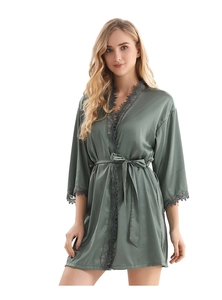 Détail du peignoir en satin vert sauge avec dentelle élégante aux poignets et au bas
