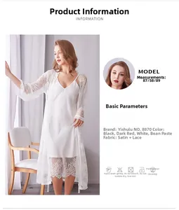 Détail de l'ensemble nuisette en satin blanc et peignoir en dentelle avec broderie fine