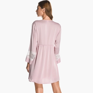 Ensemble de nuit élégant en satin rose poudré avec bordure en dentelle et col en V