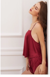 Détail d'un ensemble pyjama en satin de soie bordeaux avec caraco et short assorti