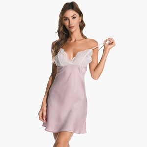 Nuisette en satin de soie rose avec bordure en dentelle blanche à col en V, vue mannequin