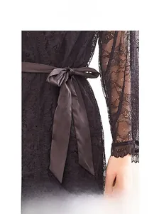 Détail du peignoir en dentelle florale avec poignets en dentelle et nœud en satin