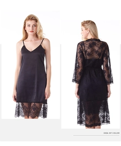 Détail de l'ensemble nuisette en satin noir avec peignoir en dentelle florale et col en V