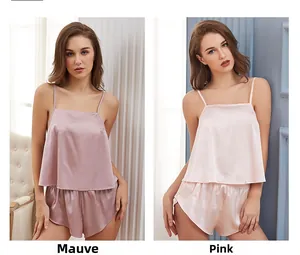 Détail d'un ensemble de pyjama en satin de soie en rose poudré et rose lotus doux