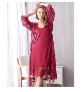 Détail du cardigan en dentelle bordeaux et robe en soie montrant les motifs floraux