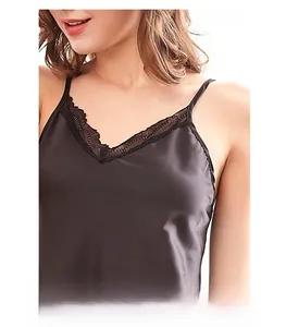 Détail d'un caraco en satin noir avec dentelle délicate et encolure en V élégante