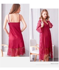 Détail de la nuisette en soie rouge avec peignoir en dentelle assorti pour femme élégante