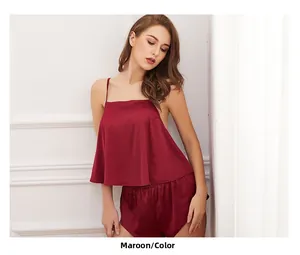 Détail d'un pyjama en satin bordeaux avec caraco à fines bretelles et short élastique