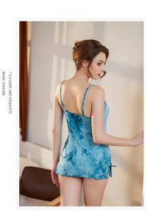 Sottoveste tie-dye blu e bianca con spacco laterale e decorazione a fiocco sottile