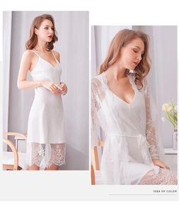 Détails en dentelle de la nuisette en satin blanc nacré avec son peignoir assorti