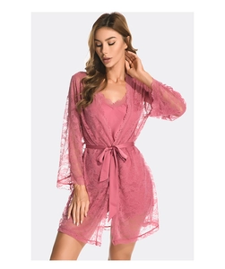 Détails en dentelle aux manches et tissu satiné lisse de cet ensemble de pyjama rose