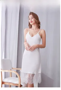 Dettaglio della camicia da notte in seta bianca con pizzo e trama in raso lucido
