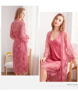 Vue détaillée de nuisette en soie rose avec dentelle et peignoir floral transparent