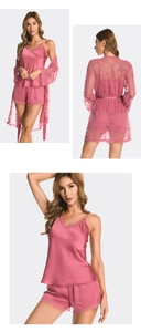 Vue détaillée de l'ensemble pyjama 3 pièces en satin rose avec dentelle et peignoir