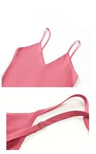 Détail du caraco en satin rose avec décolleté en V et fines bretelles réglables