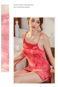 Dettaglio della camicia da notte tie-dye rosa con pizzo rosso e texture in seta