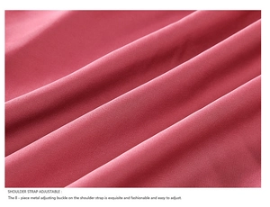 Vue macro détaillée de la texture du tissu rouge et boucle de réglage en métal
