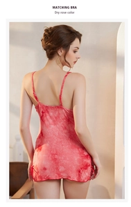 Dettaglio sottoveste tie-dye rosa con spalline sottili e un fiocco decorativo laterale