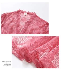 Vue détaillée de la dentelle florale rose et des bords festonnés du peignoir