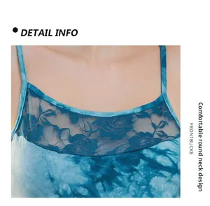 Dettaglio di canotta blu tie-dye con scollo rotondo, pizzo floreale e spalline sottili
