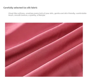 Primo piano del lussuoso tessuto in raso di seta ghiaccio in rosa scuro setoso