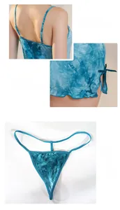 Dettaglio sottoveste in raso tie-dye blu con spalline regolabili e spacco laterale con fiocco