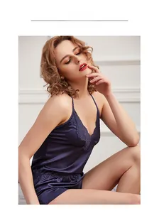Détail d'un ensemble pyjama en soie violet foncé avec dentelle sur le caraco col en V