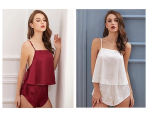 Détail d'un ensemble pyjama en satin dos nu rouge vin et blanc avec caraco et short