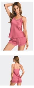 Détail d'un pyjama en satin rose foncé avec bordure en dentelle sur le haut et le short