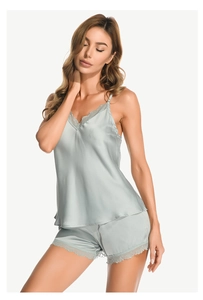 Détails du pyjama en satin de soie vert sauge avec dentelle et short assorti
