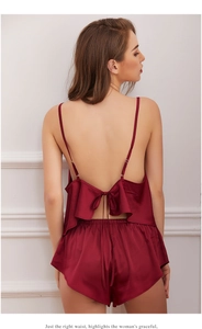 Détail du pyjama en satin rouge avec un dos nu et une décoration de nœud délicate