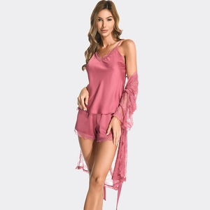 Ensemble nuisette 3 pièces en satin et dentelle avec short et peignoir rose poudré chic