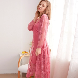 Ensemble pyjama en dentelle rose avec robe nuisette soyeuse et peignoir élégant