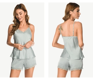 Détail d'un ensemble pyjama en satin avec dentelle col en V et short assorti gris-vert