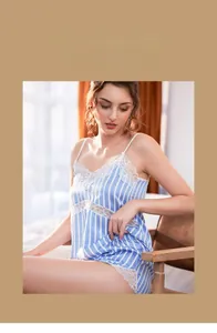 Détail de la dentelle blanche sur la nuisette en satin à rayures bleues et pyjama