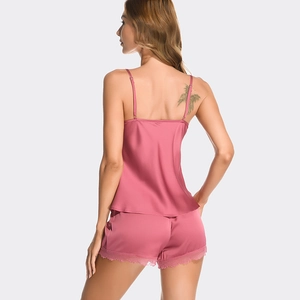 Ensemble pyjama en satin rose avec caraco et short bordé de dentelle délicate