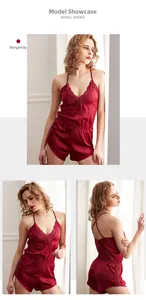 Détails de l'ensemble pyjama en satin bordeaux avec dentelle en V et taille élastique