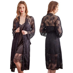 Ensemble de lingerie noire deux pièces pour femme avec robe longue en dentelle et nuisette