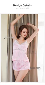 Détails des bretelles réglables et dentelle ajourée sur pyjama en soie à rayures