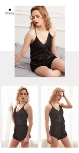 Détail d'un ensemble pyjama en satin noir avec dentelle délicate et col en V profond