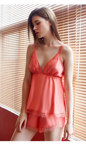 Seidig glänzendes Pyjama-Set mit V-Ausschnitt, Spitze und Shorts in Korallenrosa