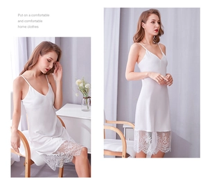 Dettaglio della camicia da notte in raso bianco con orlo in pizzo e scollo a V elegante
