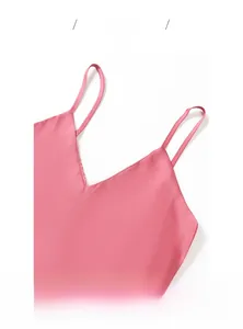 Dettaglio di un top in raso rosa con scollo a V e spalline sottili ed eleganti